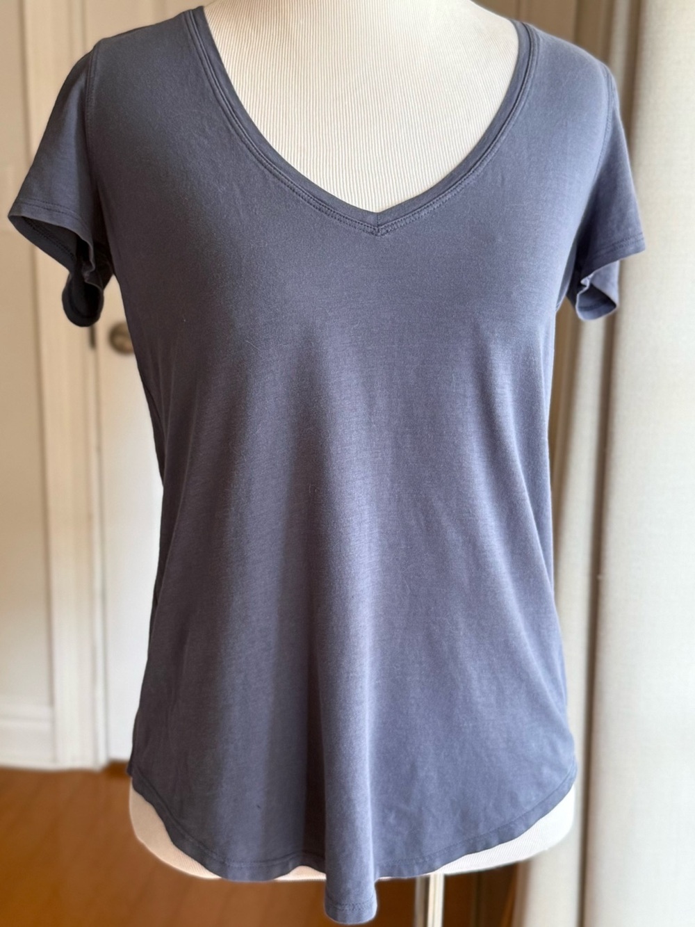lululemon athletica Women's love  V-Neck Short Sleeve Tee - Slate blue size 4